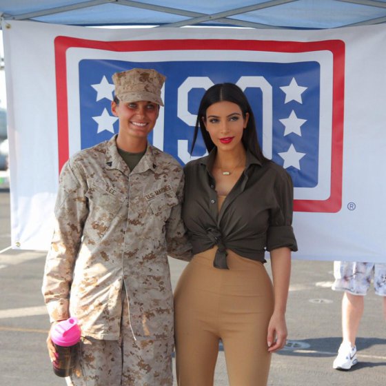 Kim Kardashian-ი სამხედრო ქალთან ერთად