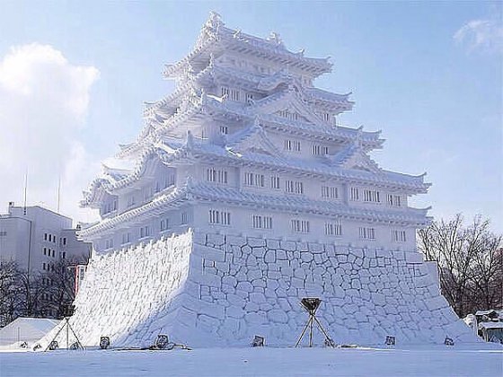 თოვლისგან აგებული ტაძარი იაპონიაში თოვლის ფესტივალზე