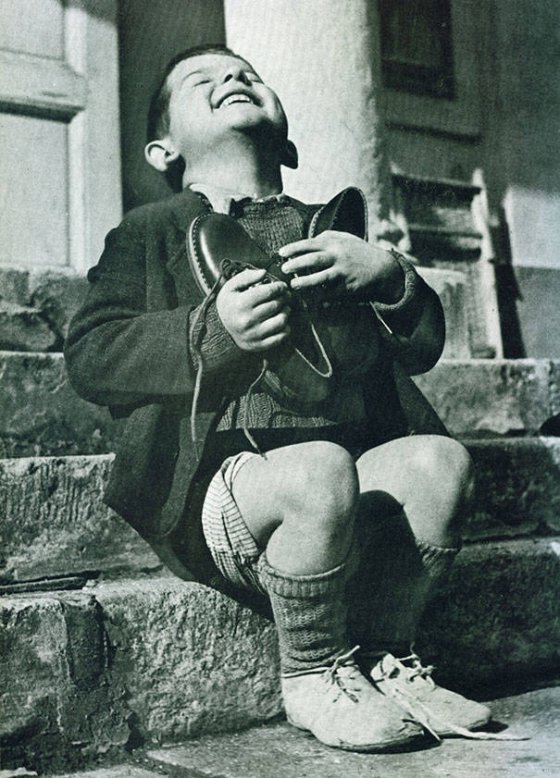ავსტრალიელმა ბიჭუნამ ახალი წყვილი ფეხსაცმელი მიიღო მეორე მსოფლიო ომის დროს.