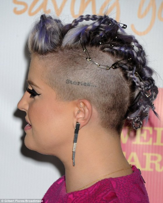 დეკორაციული თავი - Kelly Osbourne decorates her eccentric purple hair with string of safety pins