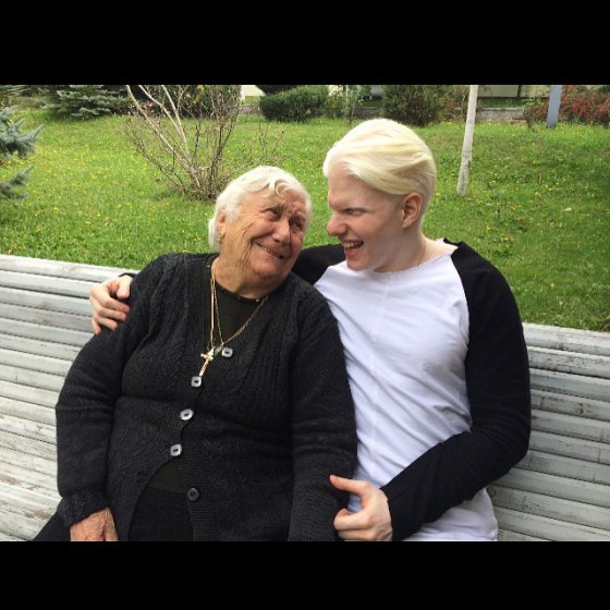 ბერა, ბებიასთან ერთად