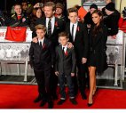 Victoria Beckham და  David Beckham ვაჟიშვილებთან ერთად