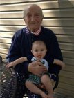 100 წლის ბაბუა და 1 წლის შვილიშვილი