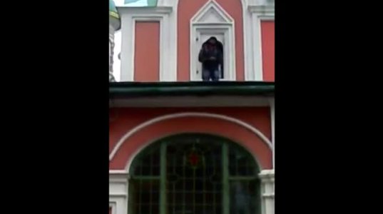 მოსკოვში,ღვთისმშობლის ტაძრის სახურავზე მუსულმანმა ილოცა