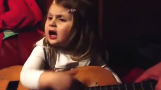 ბავშვი უსაყვარლესად მღერის