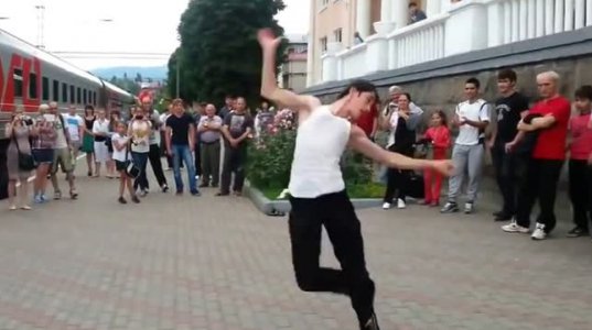 ქართველები რუსეთის რკინიგზის სადგურში ცეკვავენ