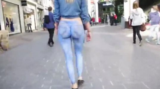ჯინსის შარვალი მიიხატა და ქუჩაში დადის