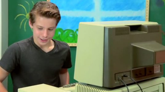 ბავშვების რეაქცია როცა ძველი კომპიუტერი ნახეს
