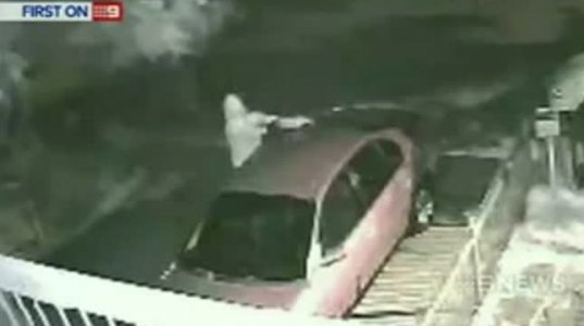 კაცმა Melbourne - ში საკუთარ მანქანას ცეცხლი წაუკიდა